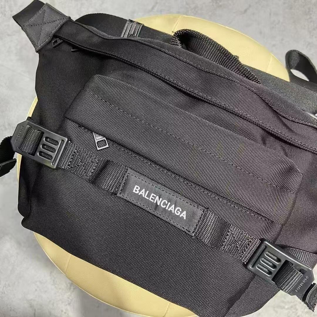 BALENCIAGA ブラック ボディバッグ - メルカリ