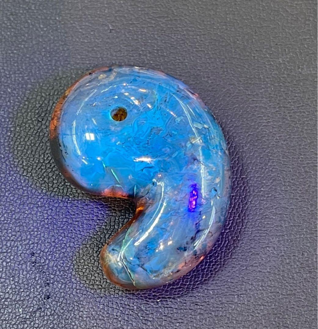 高品質 卸価格 ドミニカ産 天然ブルーアンバー勾玉 手彫り ペンダントトップ新品、♥