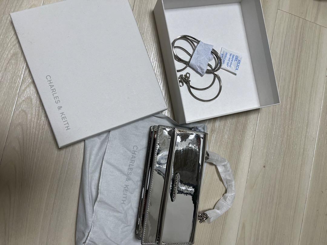 CHARLES & KEITH シルバーショルダーバッグ