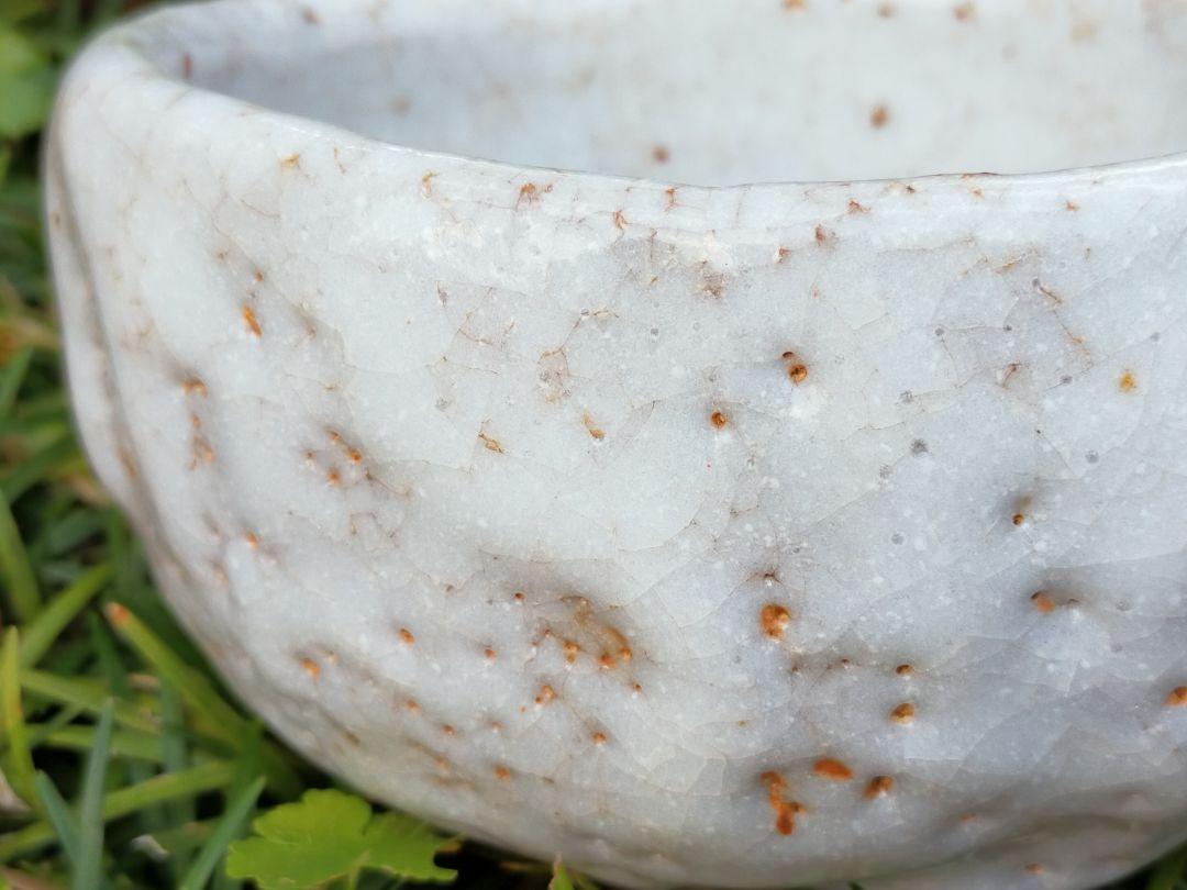 人気商品の中古品・新品・未使用品 志野 やや大きな 茶碗 骨董品 桐箱付き 在銘 工芸品