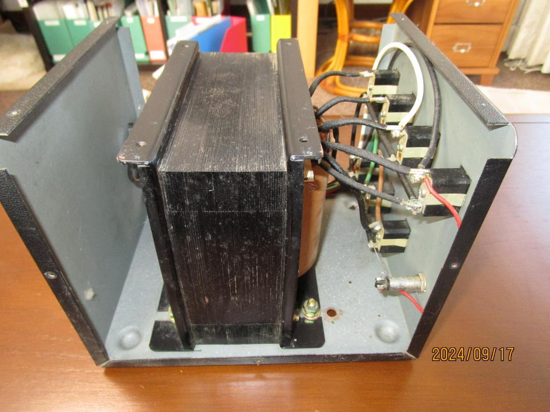 マルチ入出力電圧変圧器　1KVA