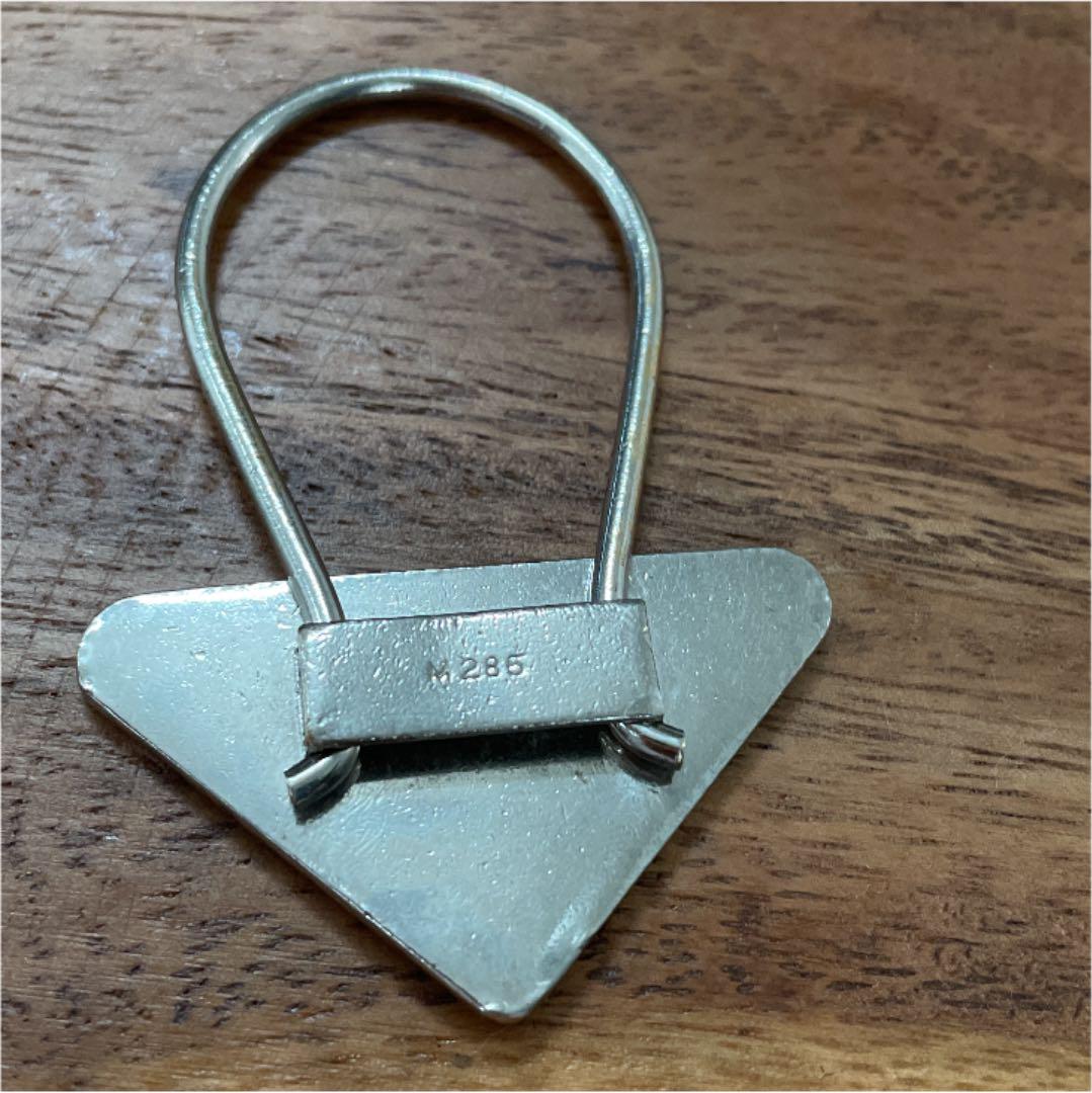 お値下げ【送料込】PRADA プラダキーホルダー キーリング 三角プレート ロゴ - メルカリ お値下げ【送料込】PRADA プラダキーホルダー キーリング 三角プレート ロゴ - メルカリ