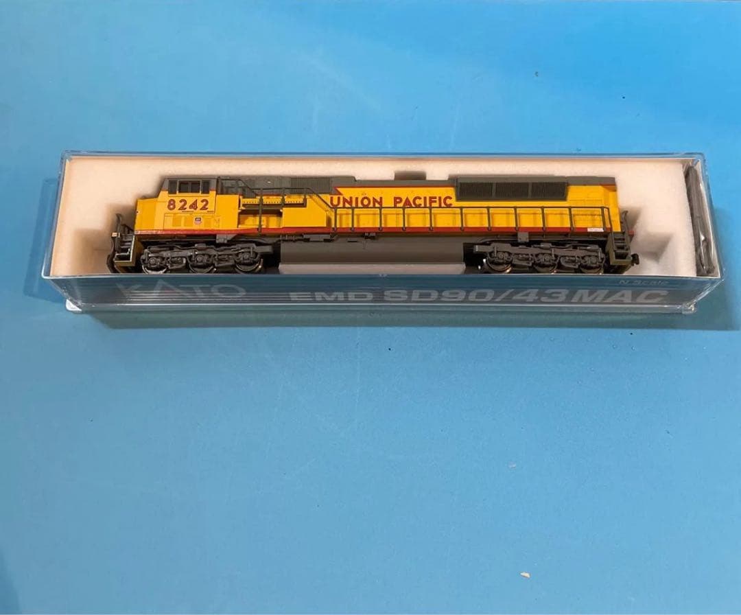 KATO アメリカ型ディーゼル機関車　SD90/43MAC UP 8242