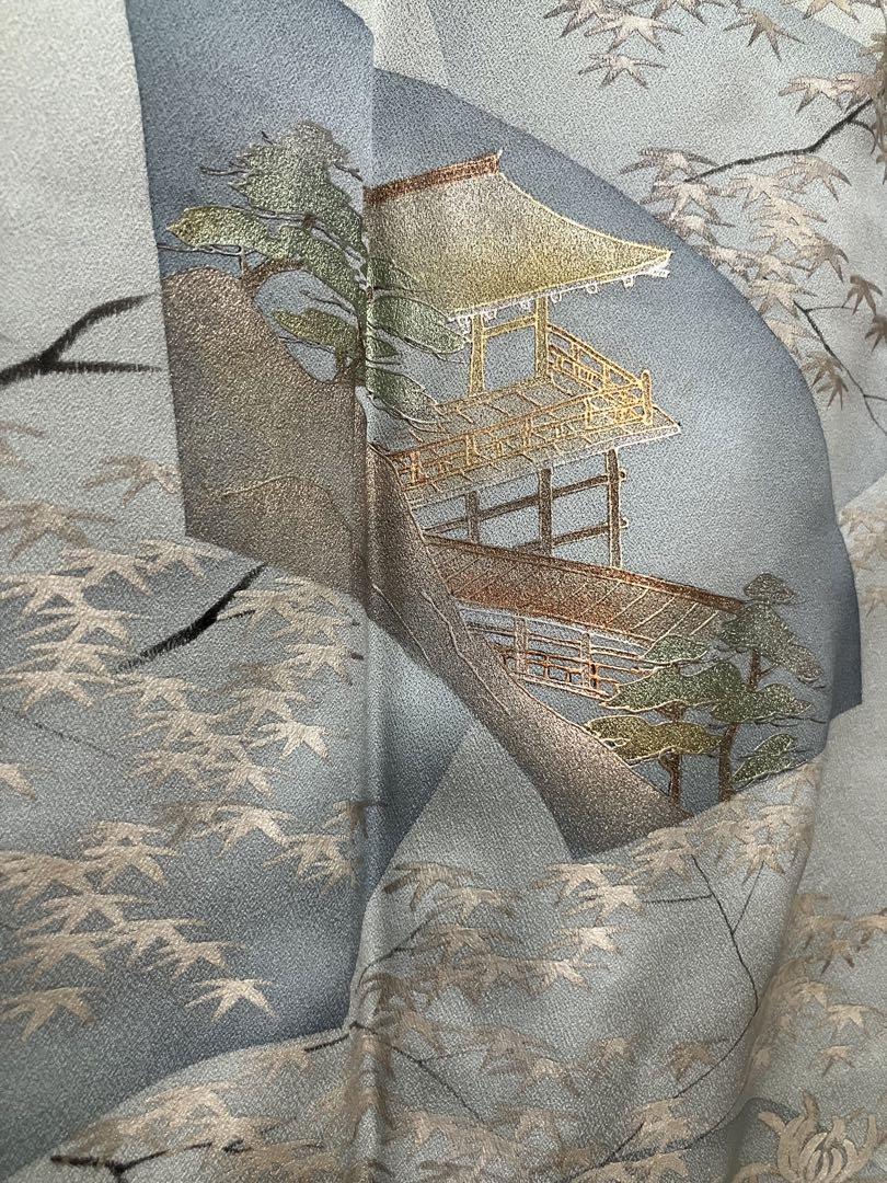 淡い青色の訪問着 山と建物の刺繍