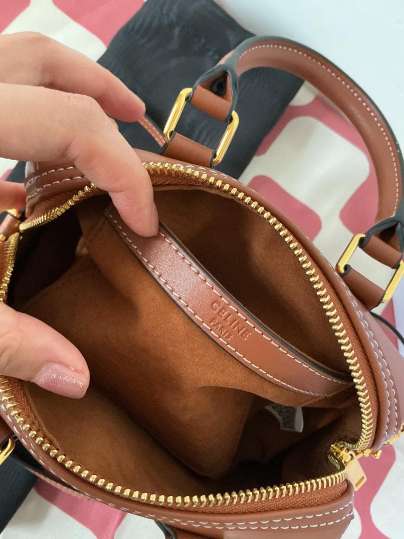 celine ブラウン 小型ショルダーバッグ ロゴ刺繍付き celine ブラウン 小型ショルダーバッグ ロゴ刺繍付き