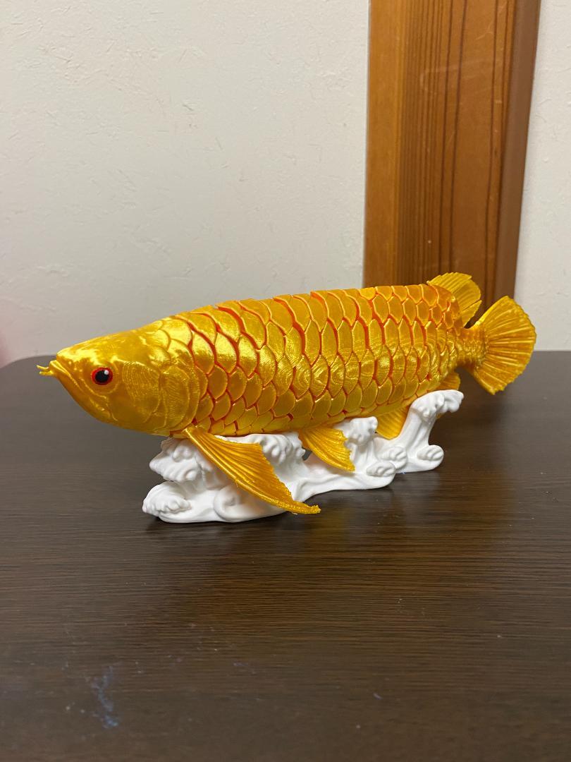 光沢のある金色と青色のアロワナの3Dプリントモデル