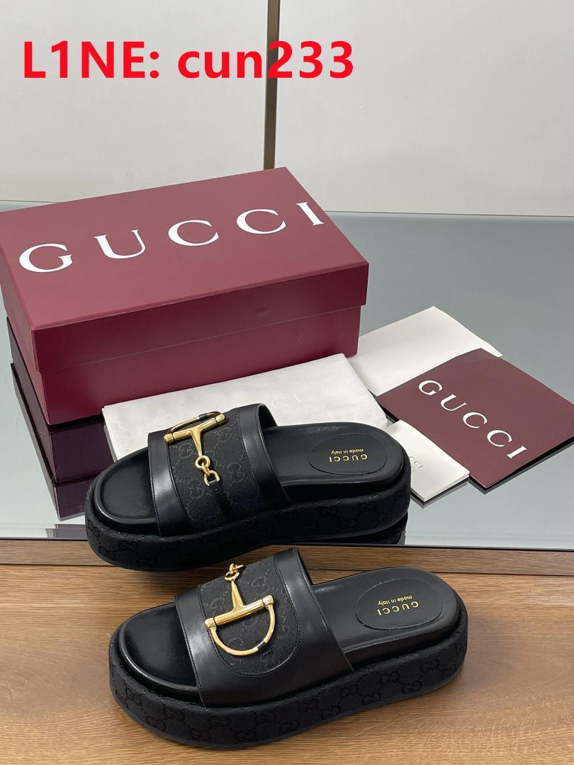 GUCCI ブラックレザーサンダル ゴールド装飾