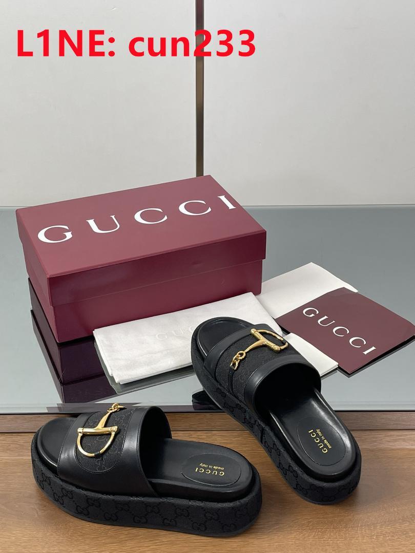 GUCCI ブラックレザーサンダル ゴールド装飾