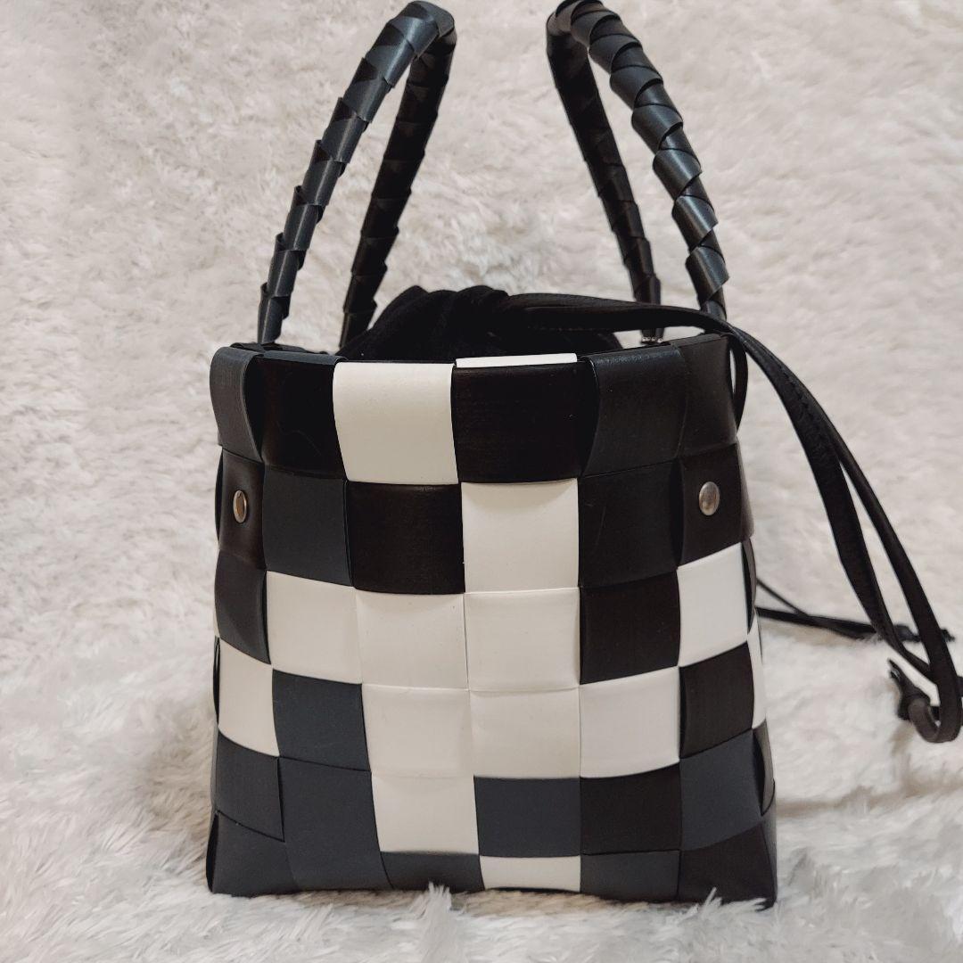 今年人気のブランド品や collection PRIVEE?】かごバッグ 巾着 白×黒×グレー バッグ バッグ