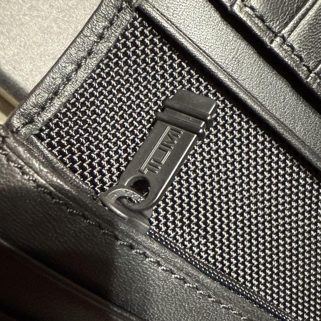 【新品未使用】TUMI 二つ折り財布 本革 ブラック