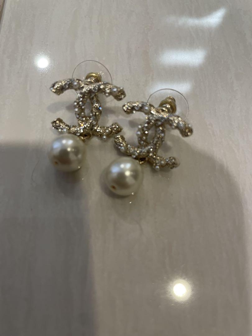 ビンテージCHANEL パール付きロゴピアス