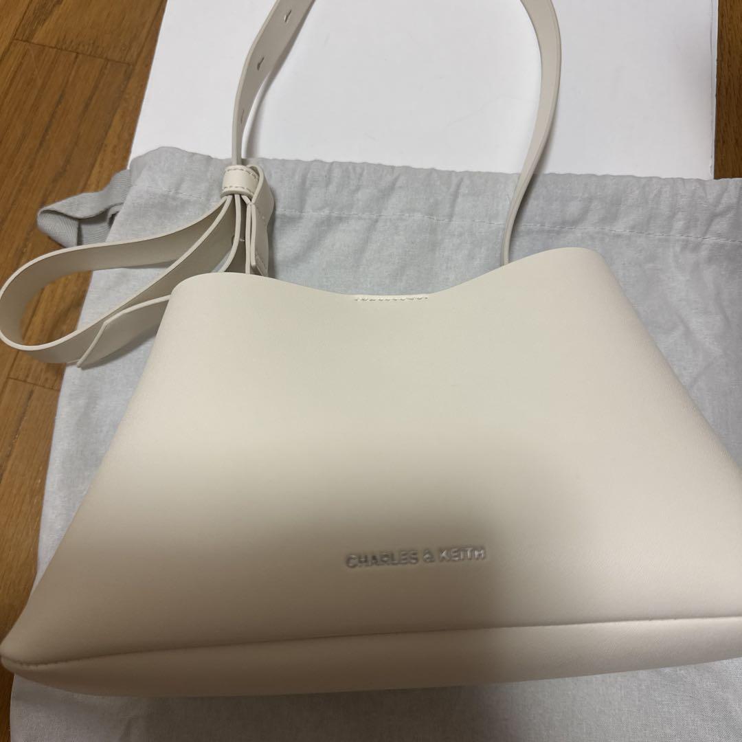 CHARLES & KEITH オデラ トラペーズバケットバッグ