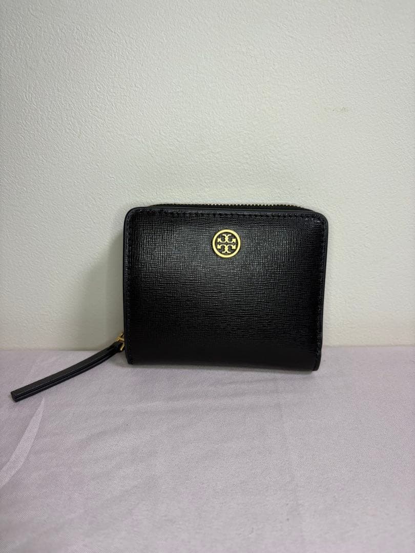 【トリーバーチ】ブラックレザー 二つ折り財布 ゴールドロゴ