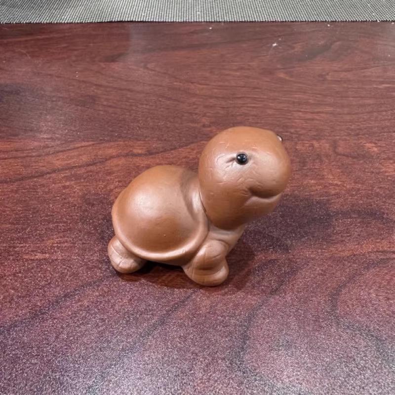 茶色のプラスチック亀