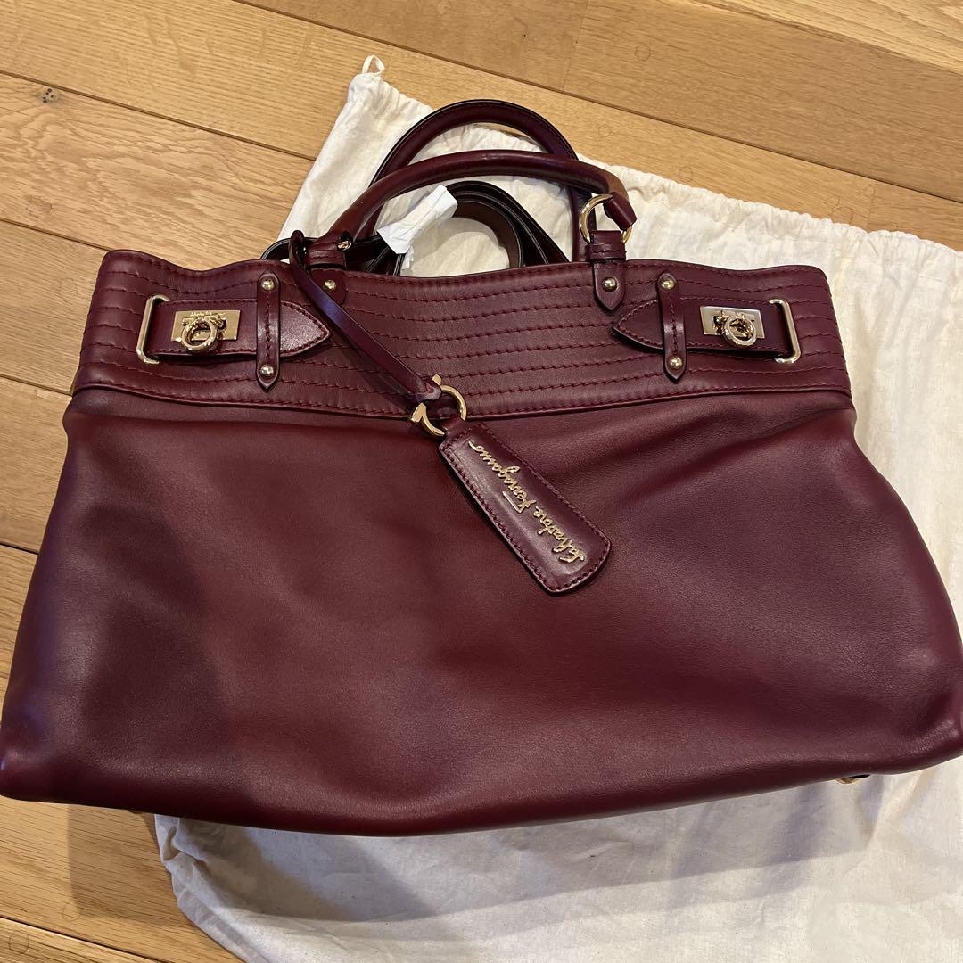 新品　フェラガモショルダーつきバッグトートバッグ