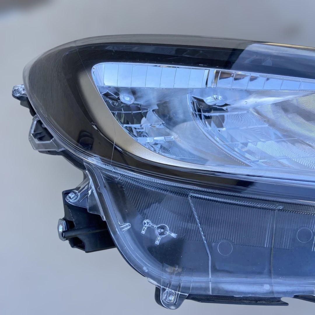 TOYOTA トヨタ AQUA 純正ヘッドライト 右側　R