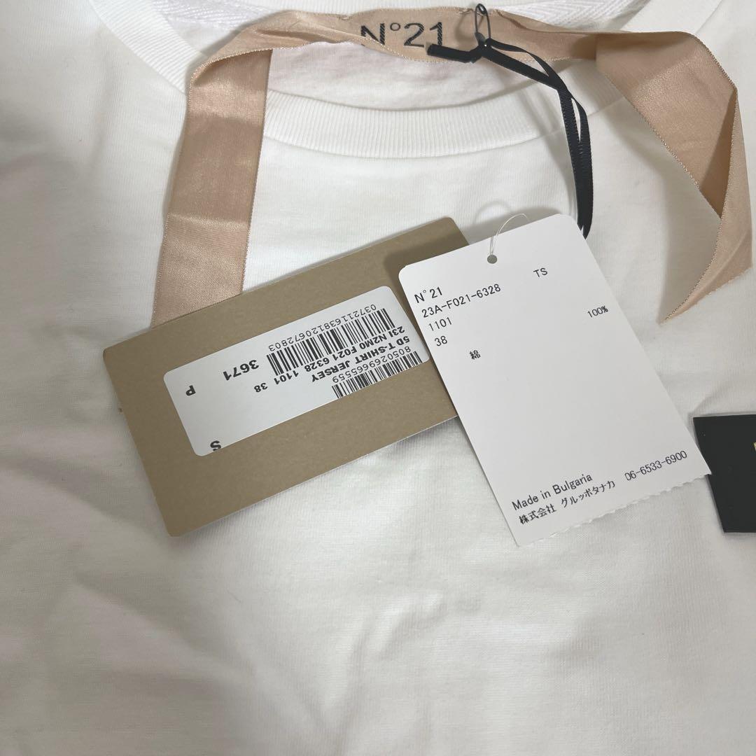 N°21 ヌメロヴェントゥーノ　半袖Tシャツ 白　レザー調タグ　シンプルおしゃれ
