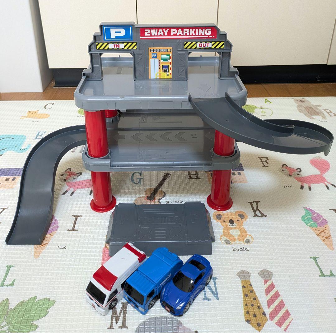 トミカ はじめてトミカちゅうしゃじょうセット はじめてトミカ」シリーズと一緒にあそべる駐車場セットが登場