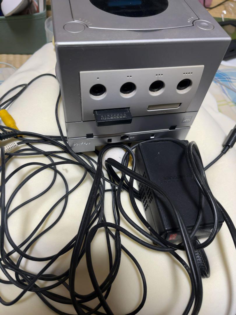 ゲームキューブ本体とカセットで遊べるパーツ、ポケモンボックス