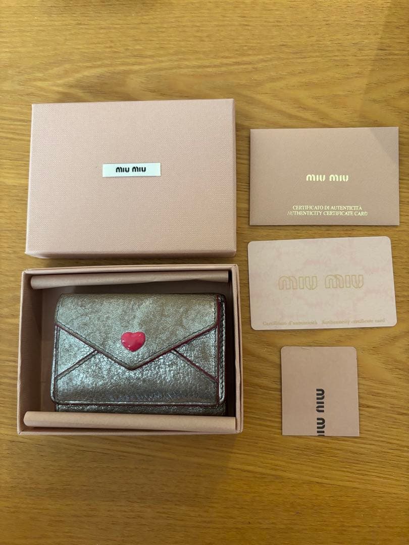 miu miu メタリックグレー 三つ折り財布　マドラス