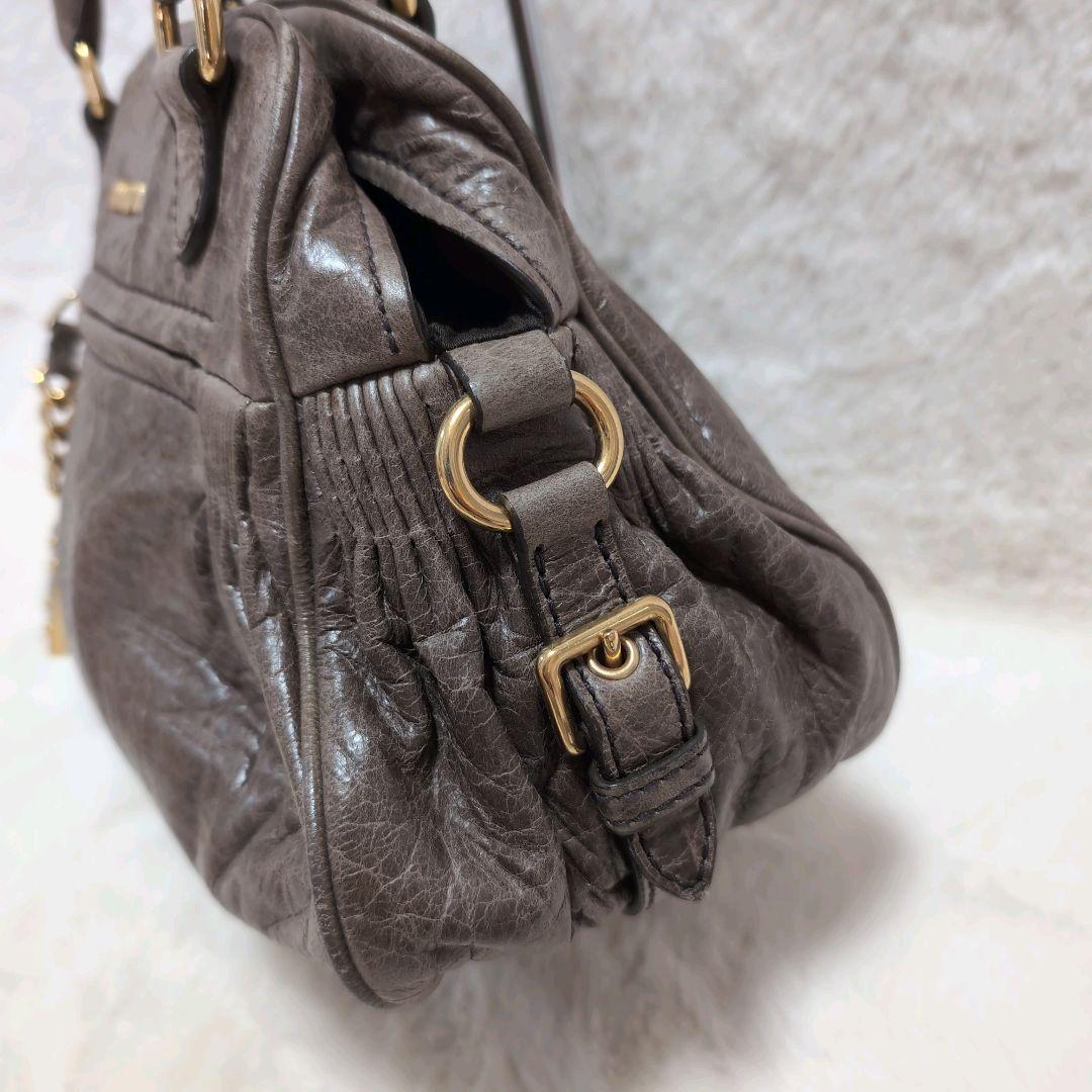 miu miu ミュウミュウ レザー ショルダーバッグ　2way しわ加工　鍵 miu miu ミュウミュウ レザー ショルダーバッグ 2way しわ加工
