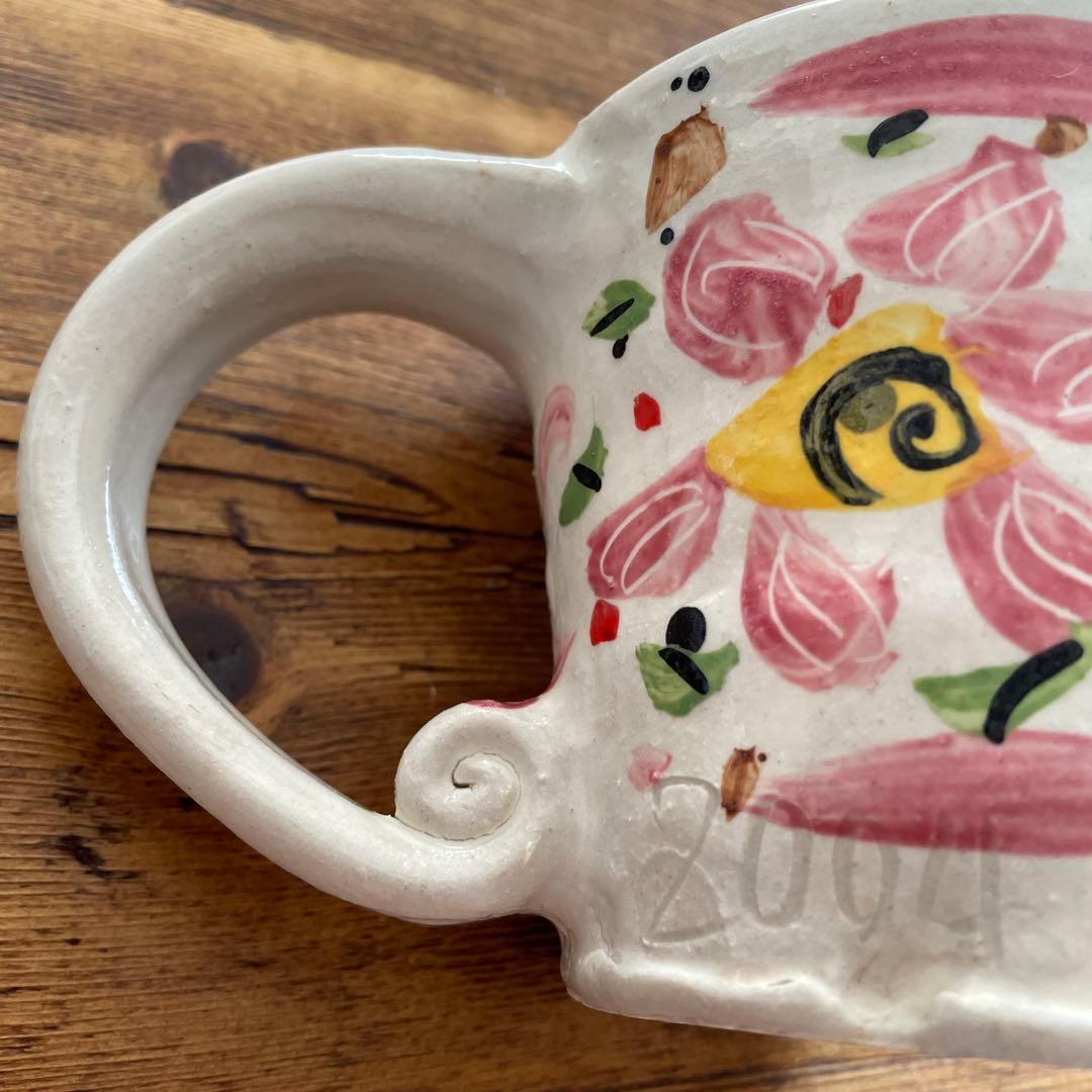 吉岡萬里さん たっぷり大きなピンクのお花のマグカップ