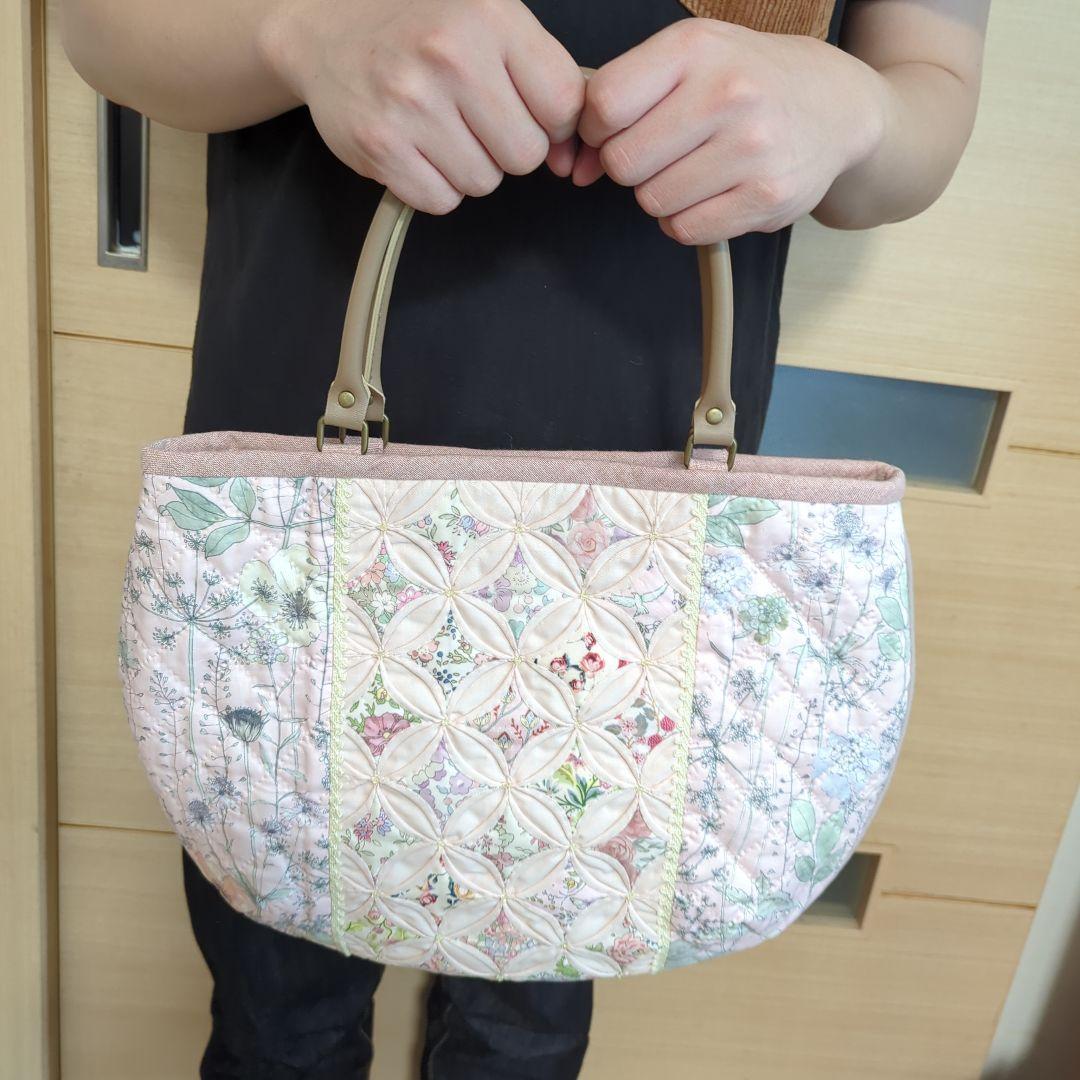 ✿リバティ✕パッチワーク✿　カテドラルウィンドウのハーフムーンバック　〈ピンク〉 ✿リバティ✕パッチワーク✿ カテドラルウィンドウのハーフ