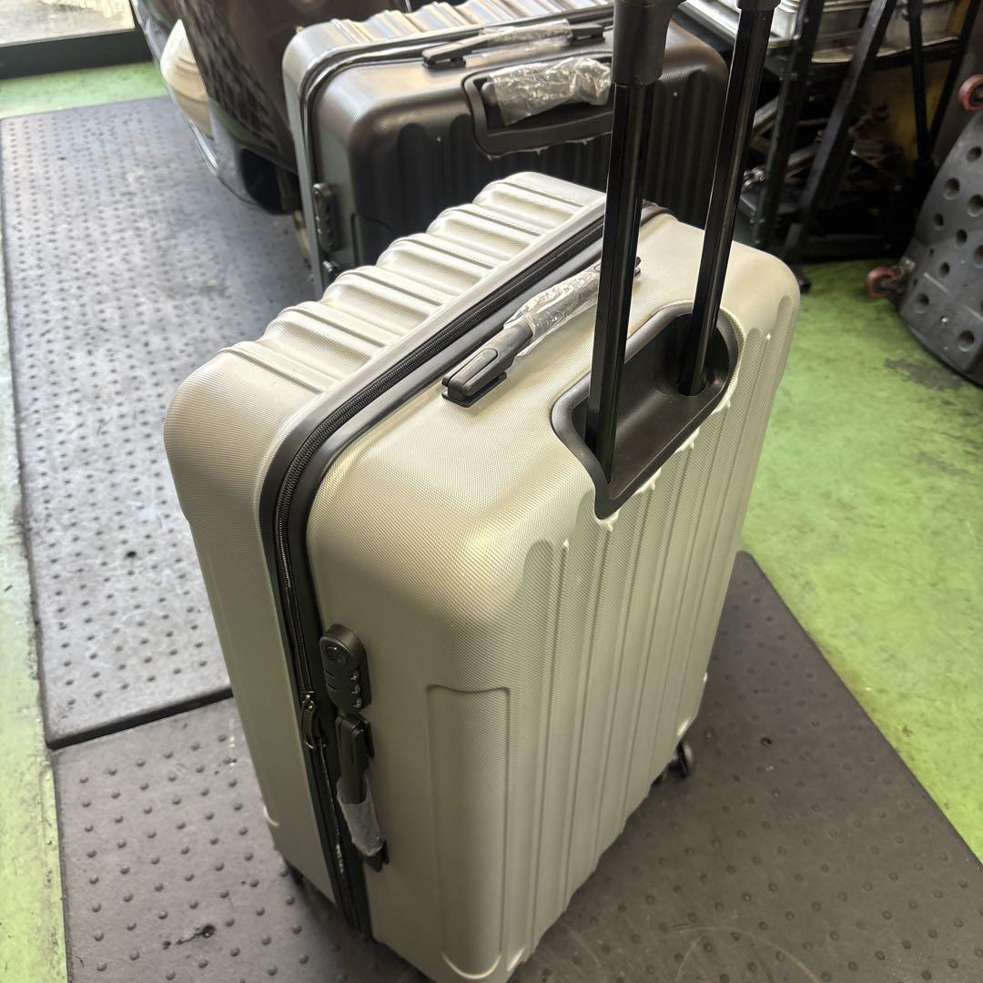 中型シルバーキャリーケース 新品未使用