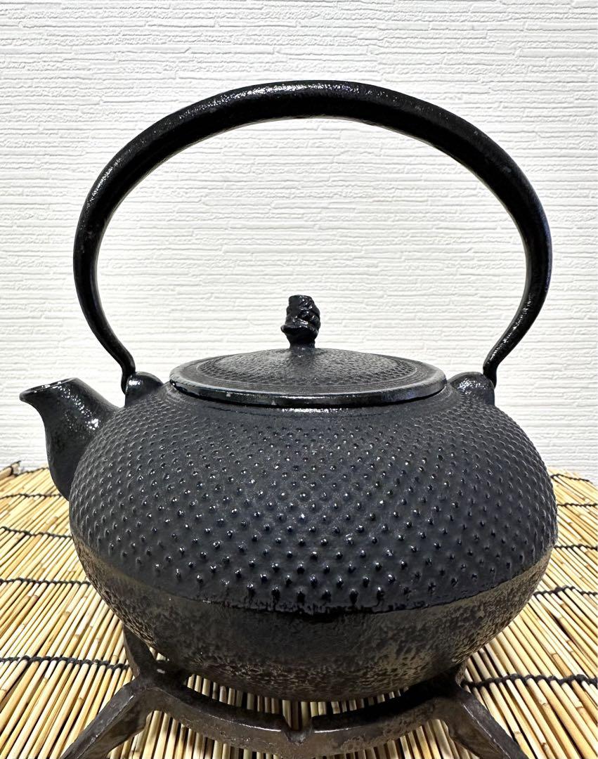 新品、未使用品、供箱等、タグ付　南部運南堂鍋元造　１５型アラレ　南部鉄瓶　鉄瓶