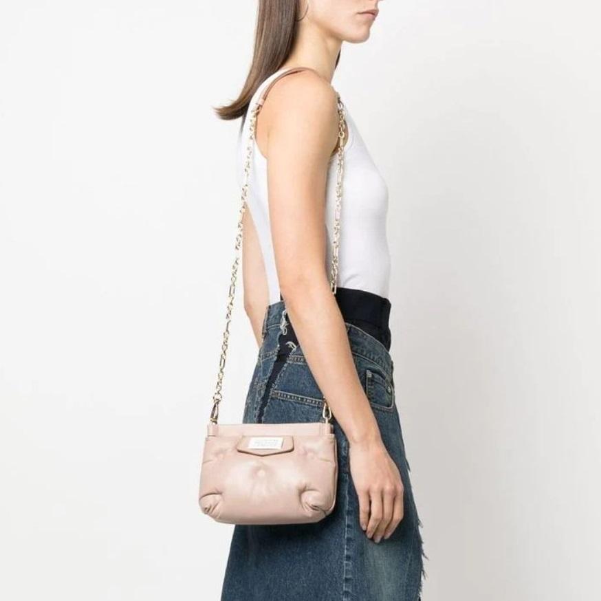 Maison Margiela グラム スラム レッドカーペット ミニ Deuxieme Classe（ドゥーズィエムクラス）の「GLAM SLAM RED