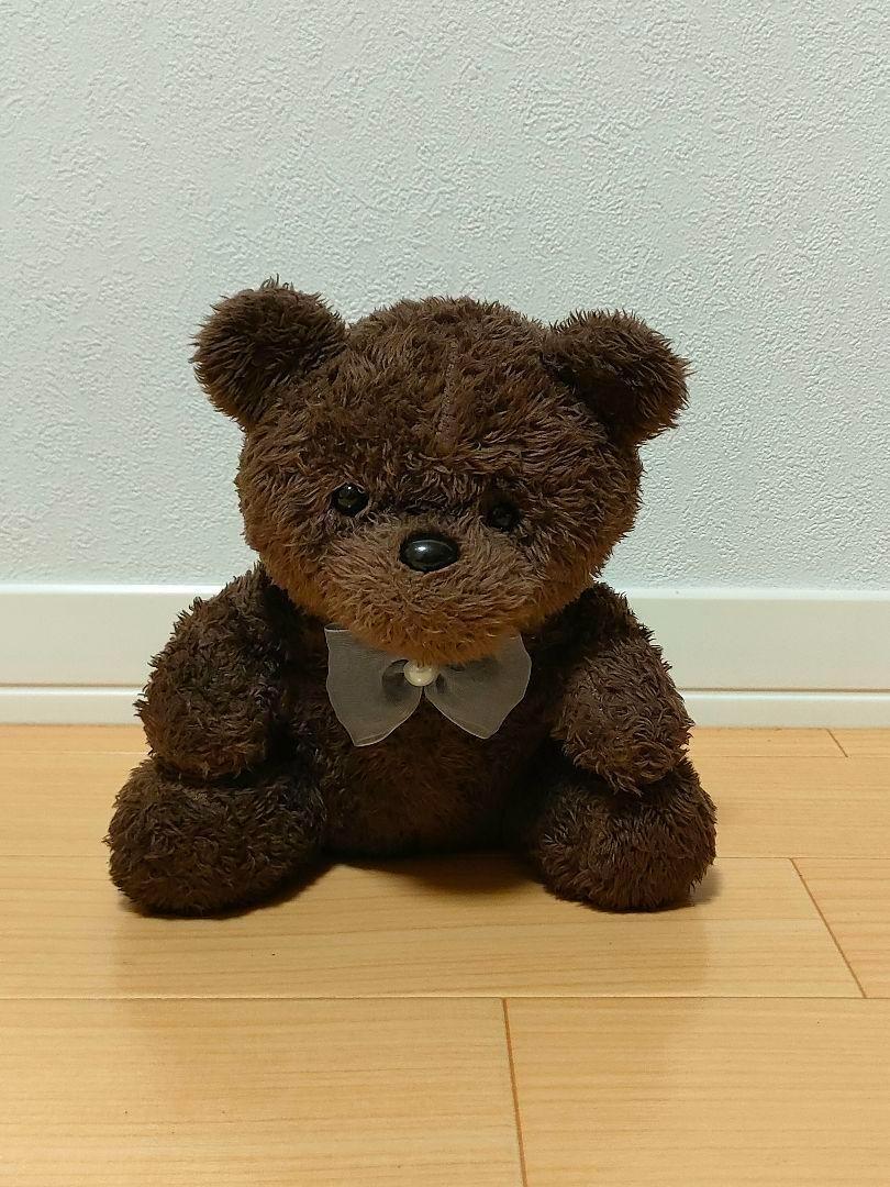茶色のリボン付きクマのぬいぐるみ