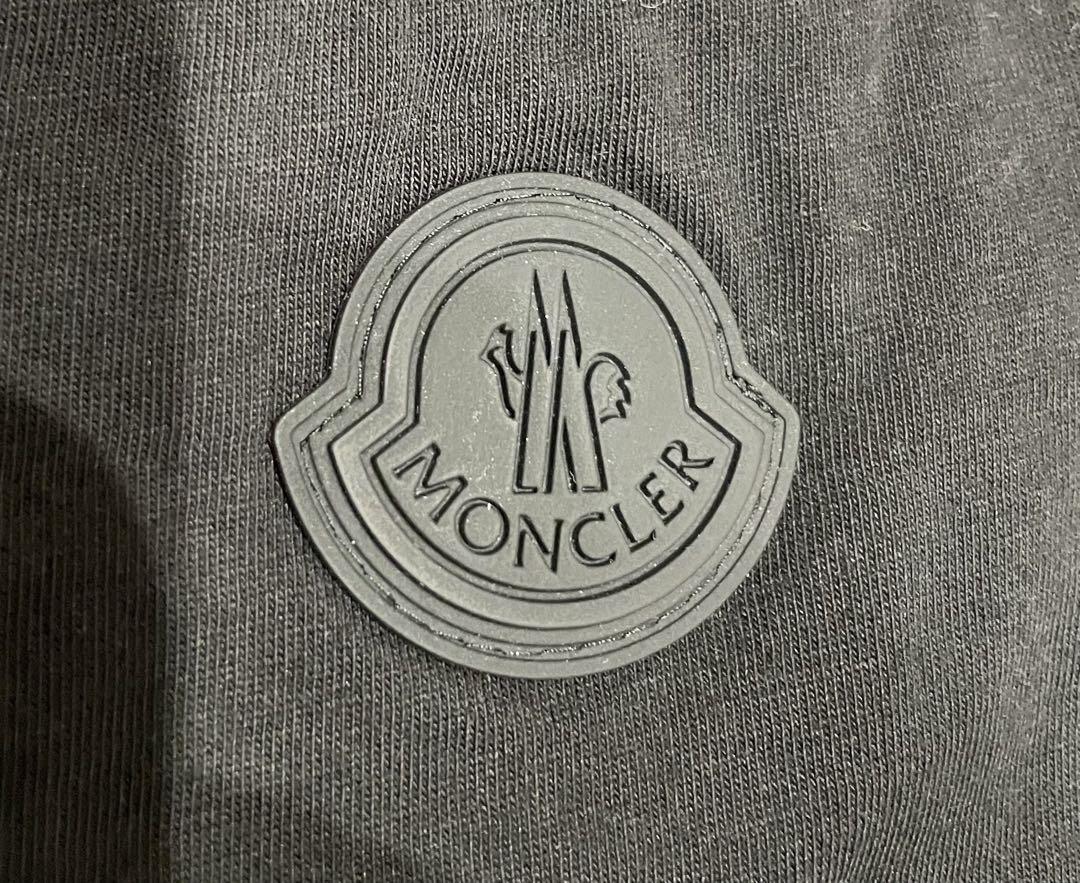［新品同様］モンクレール　フロントロゴ　プリントTシャツ　ブラック　S