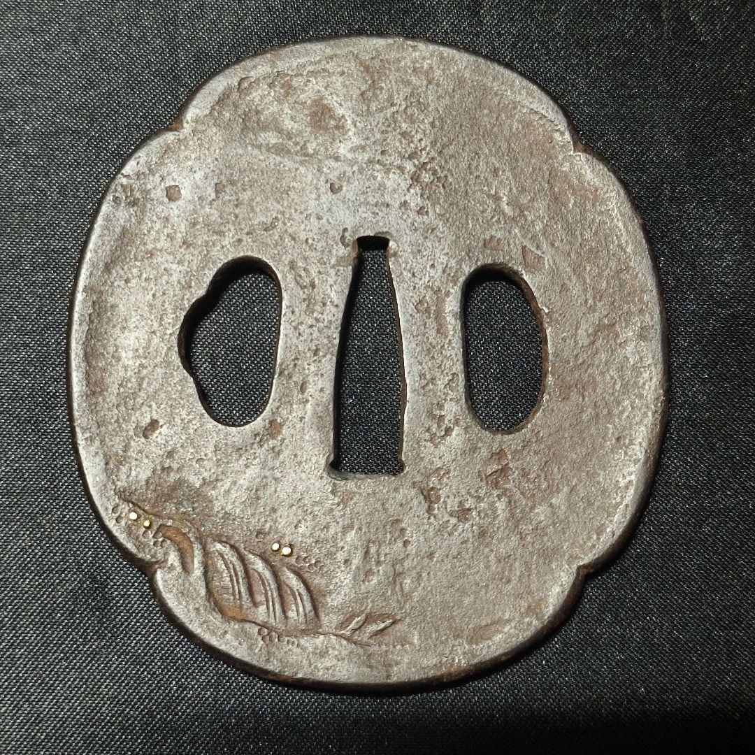 波に小舟の図