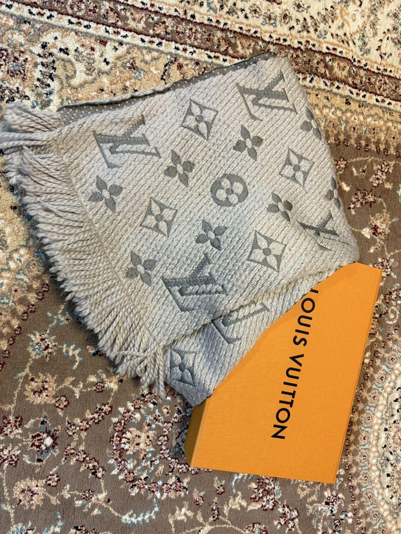 LOUIS VUITTON グレー マフラー