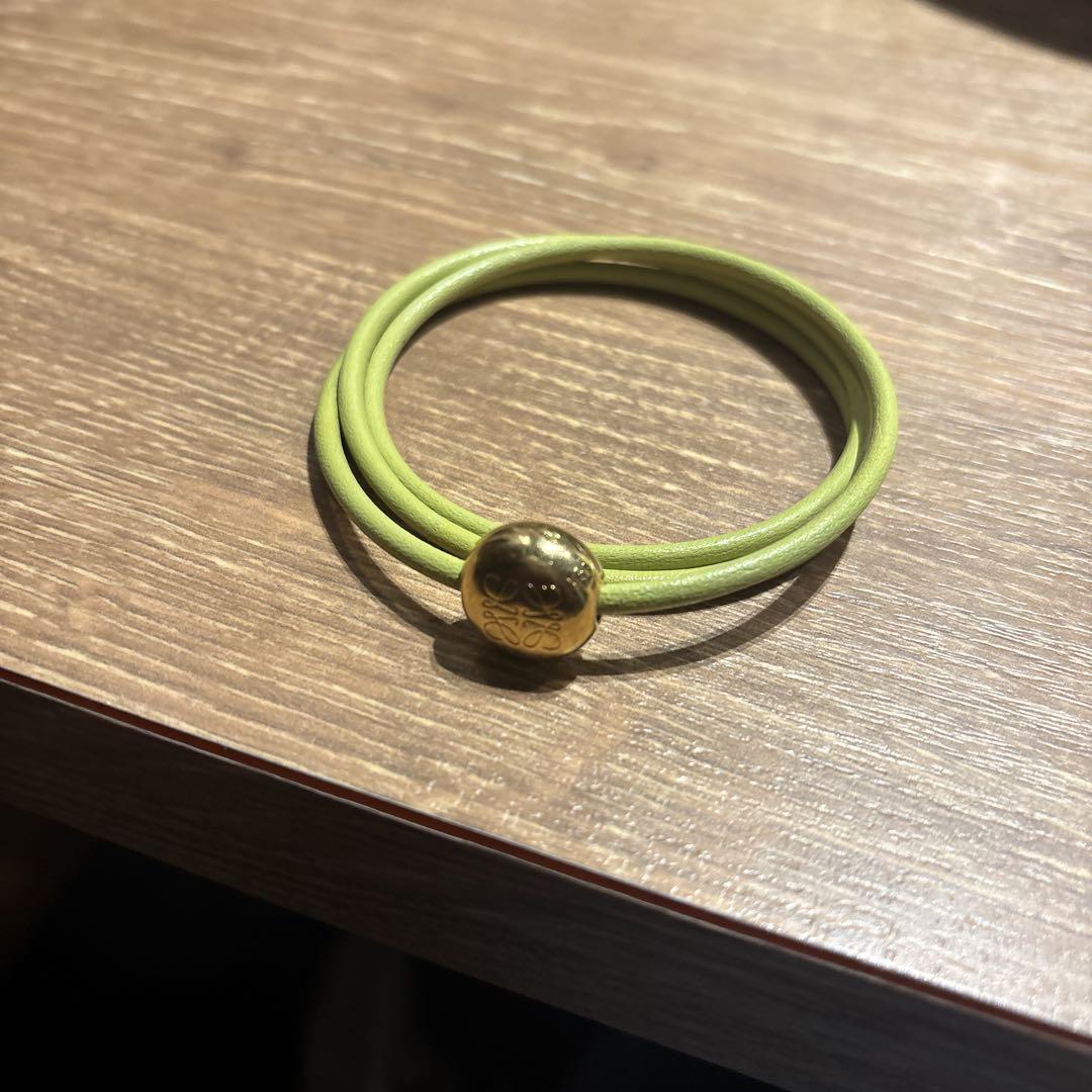 LOEWE グリーン ゴム製ブレスレット 金色のボールアクセサリー