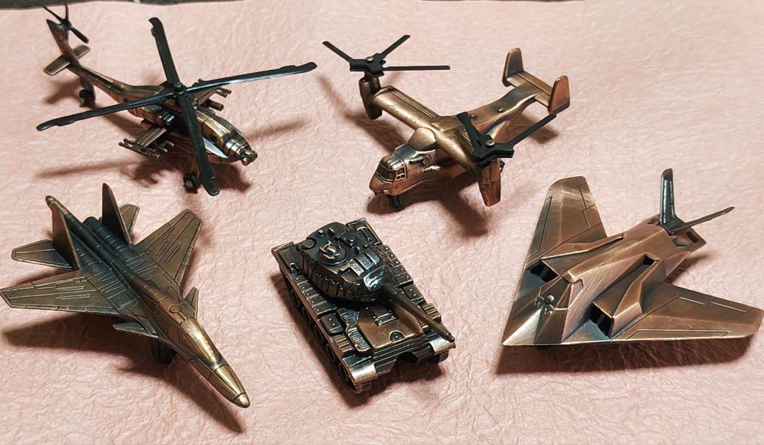 飛行機、戦車など鉛筆削り付きの置物5点セット【真鍮風】