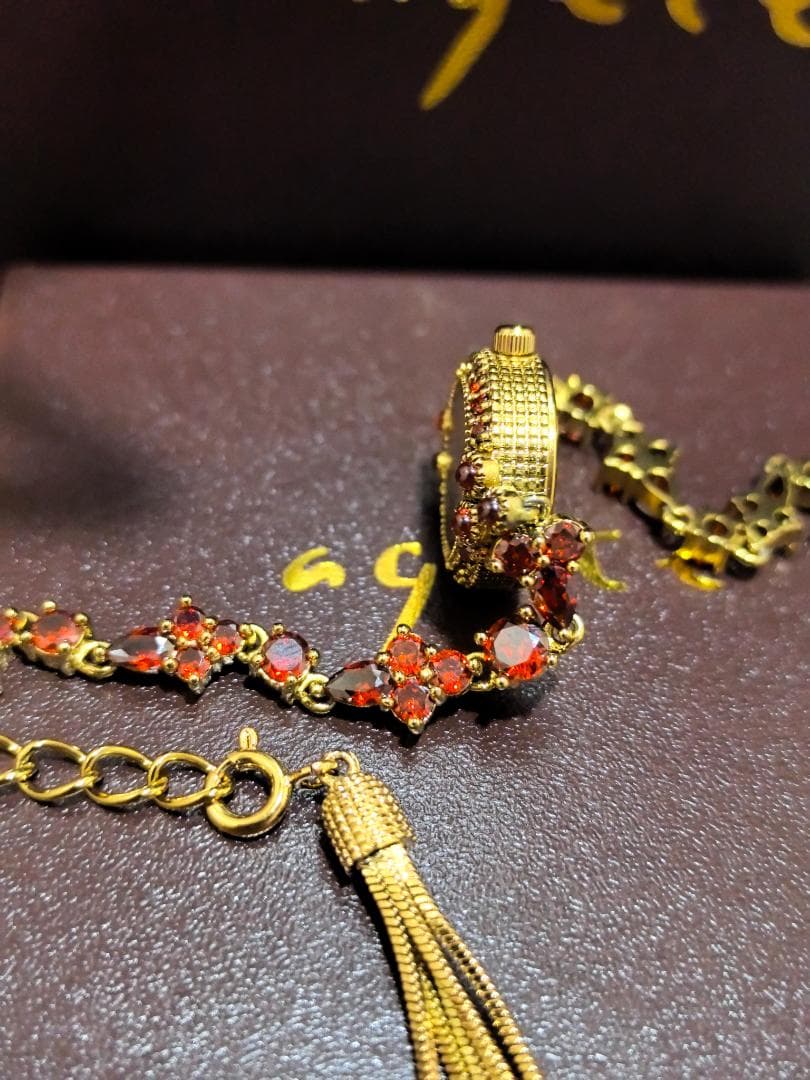 ストーン付き腕時計目立った傷や汚れなし