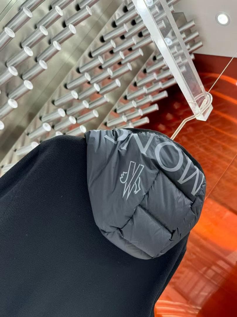 美品モンクレールMONCLERの保温ダウンジャケットですAv 美品モンクレールMONCLERの保温ダウンジャケットですAv