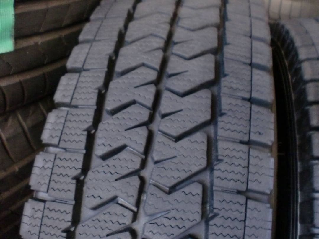 トヨタ純正ハイエース200系MOPアルミ ブリヂストンスタッドレスVL10目立った傷や汚れなし