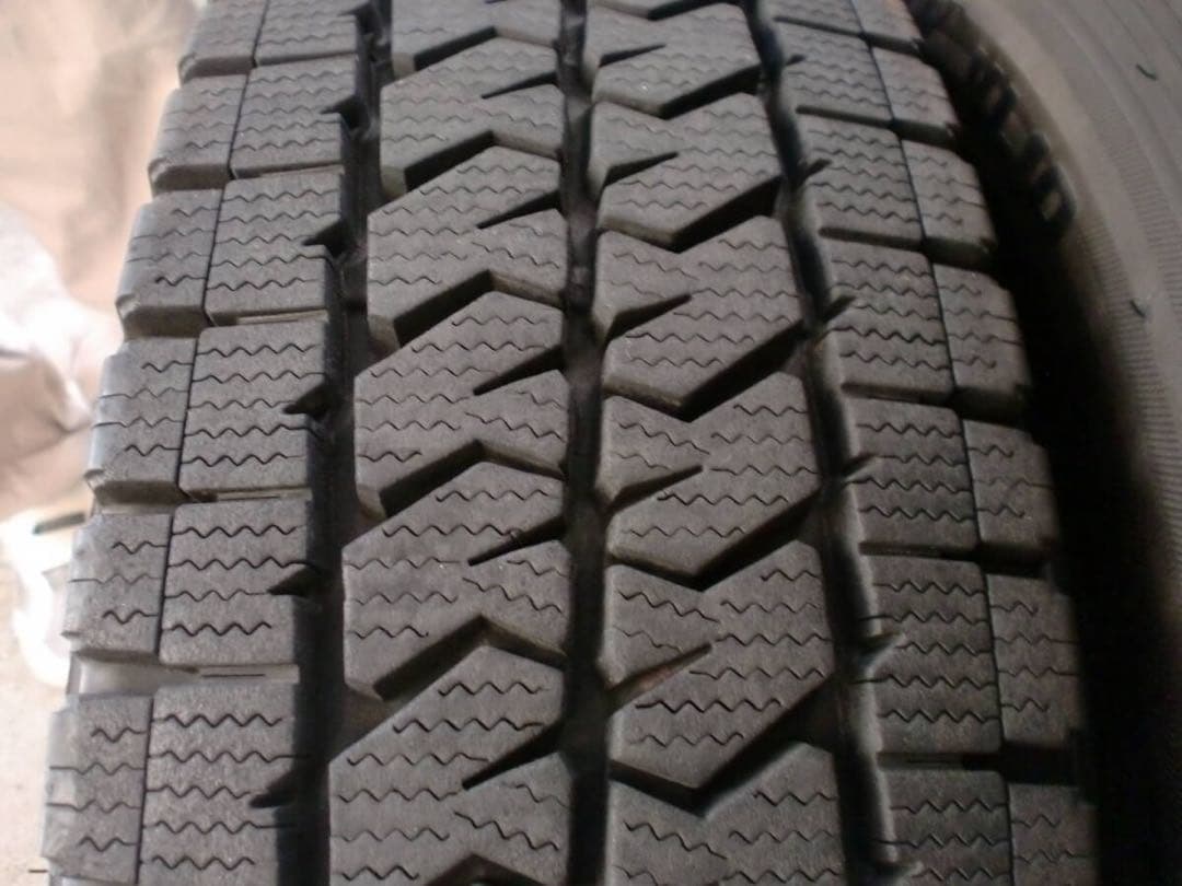 トヨタ純正ハイエース200系MOPアルミ ブリヂストンスタッドレスVL10目立った傷や汚れなし