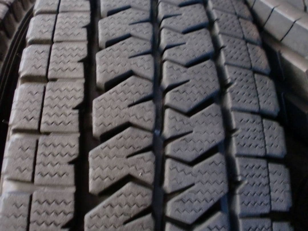 トヨタ純正ハイエース200系MOPアルミ ブリヂストンスタッドレスVL10目立った傷や汚れなし