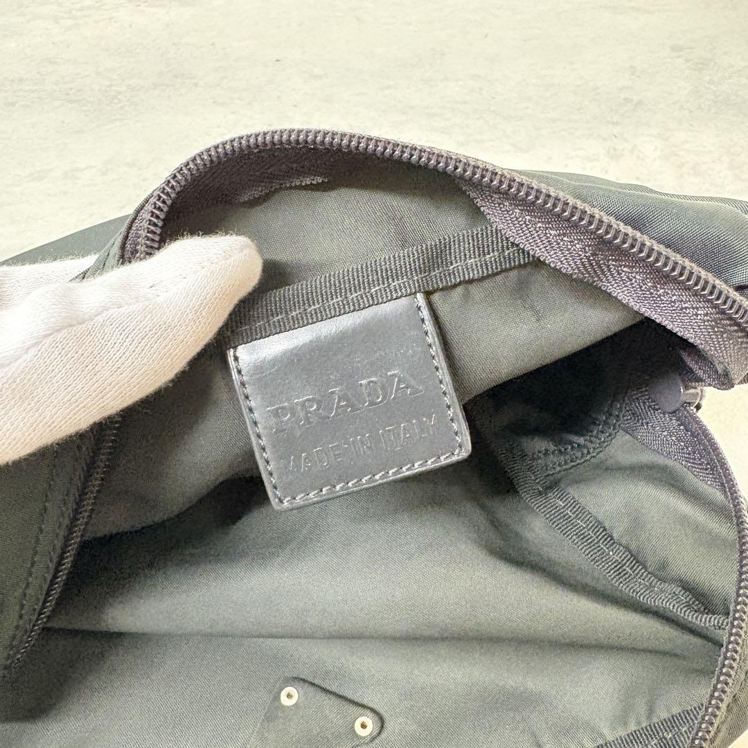 美品 PRADA プラダ 三角ロゴ ナイロン ポーチ チャコールグレー 白タグ有 美品 PRADA プラダ 三角ロゴ ナイロン ポーチ チャコールグレー
