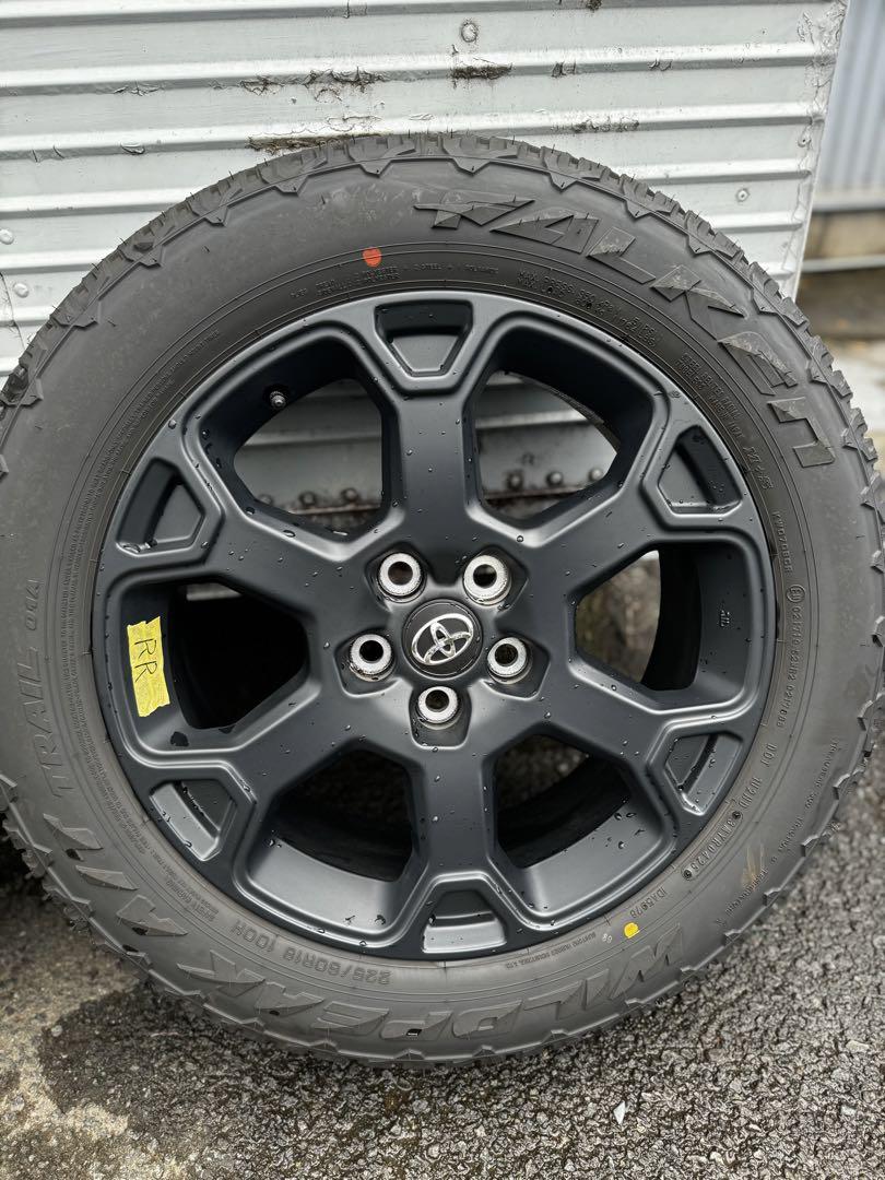RAV4 アドベンチャー 純正 225/60R18 美品