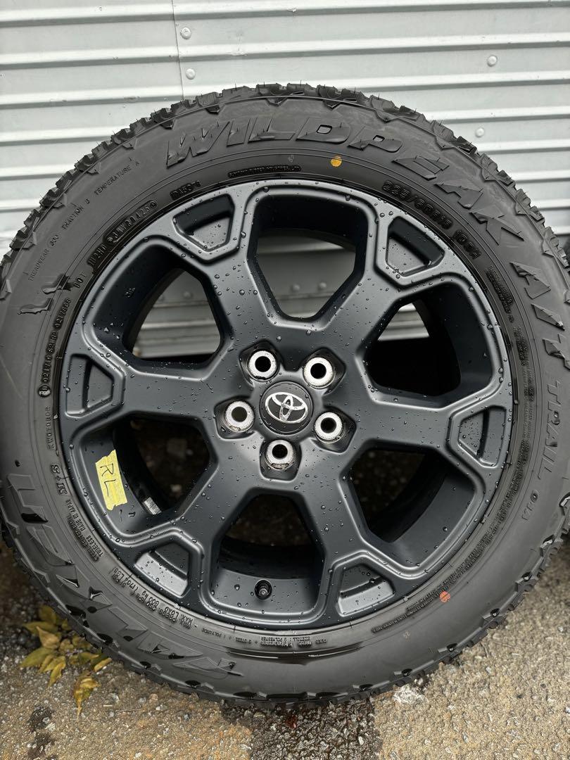 RAV4 アドベンチャー 純正 225/60R18 美品