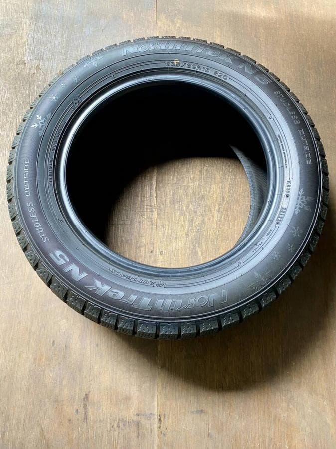 60R16 国産スタッドレスタイヤ２本ノーストレック22年製目立った傷や汚れなし