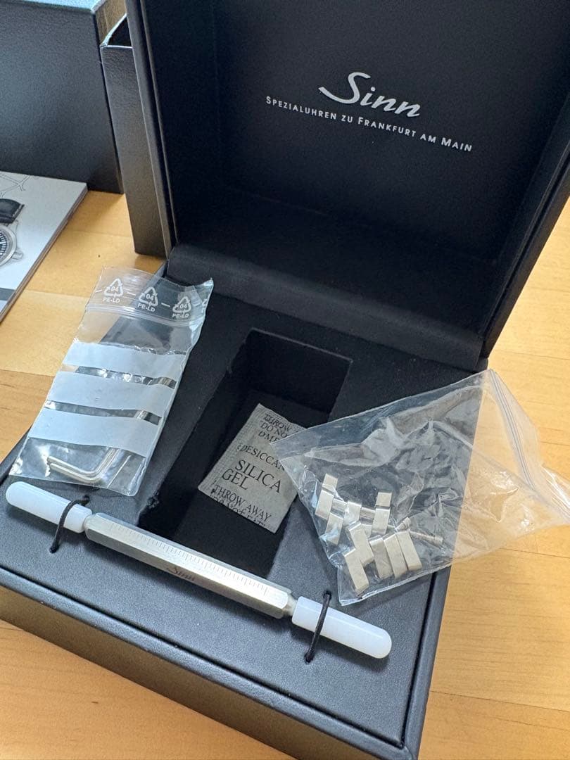 試着のみの新品 SINN ジン 556.M デイト 自動巻き 時計 シルバー 試着のみの新品 SINN ジン 556.M デイト 自動巻き 時計 シルバー