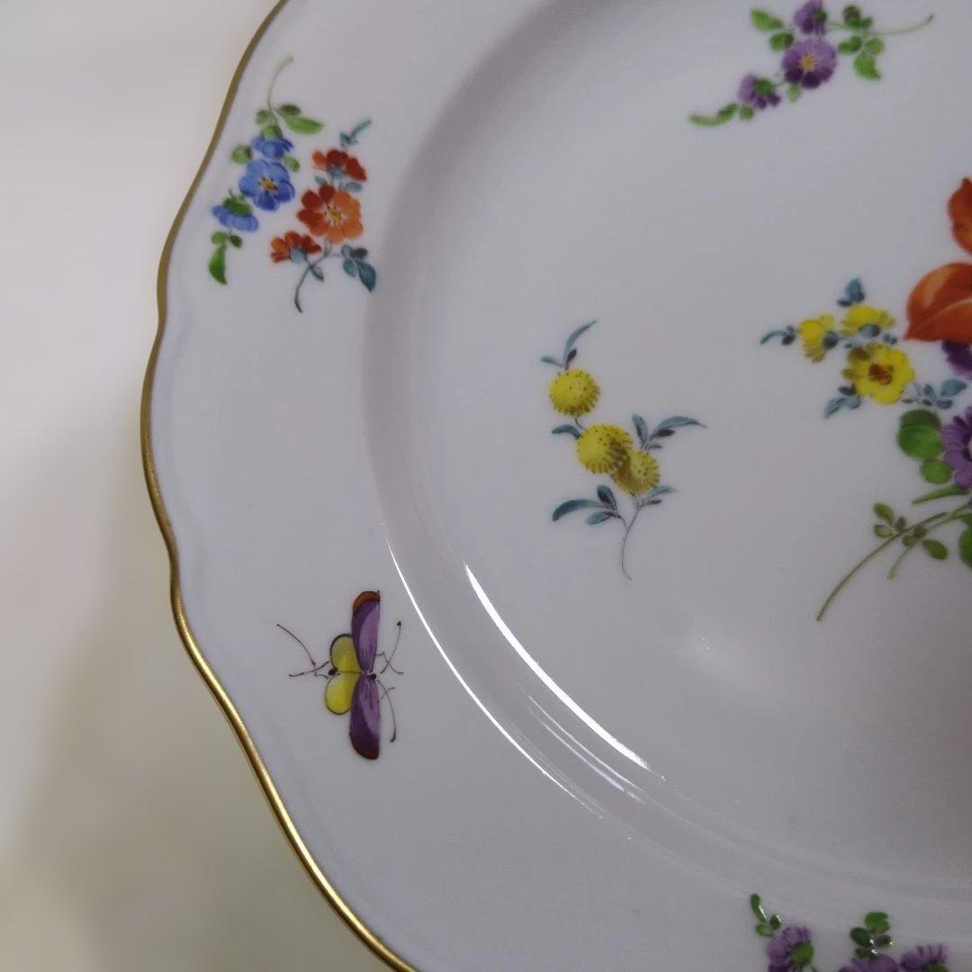 花のブーケと昆虫