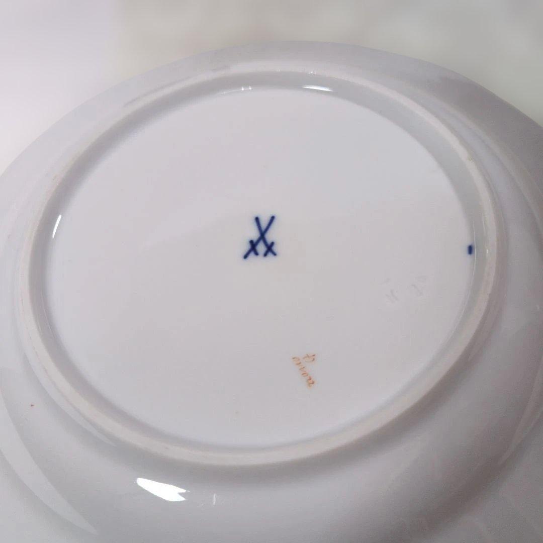 花のブーケと昆虫