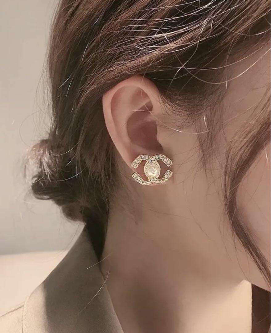 CHANEL ゴールド パール付きピアス コンパクト！】CHANEL ピアス ゴールド ロゴ パール (CHANEL