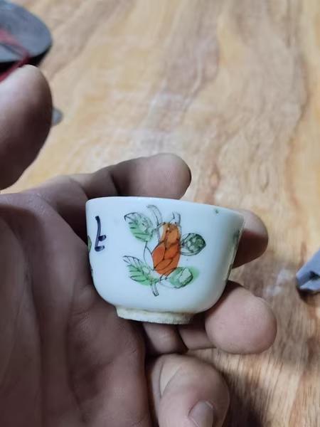 葉と橙色の花の茶碗